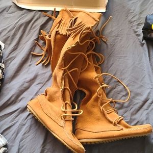 Minnetonka boots size 5